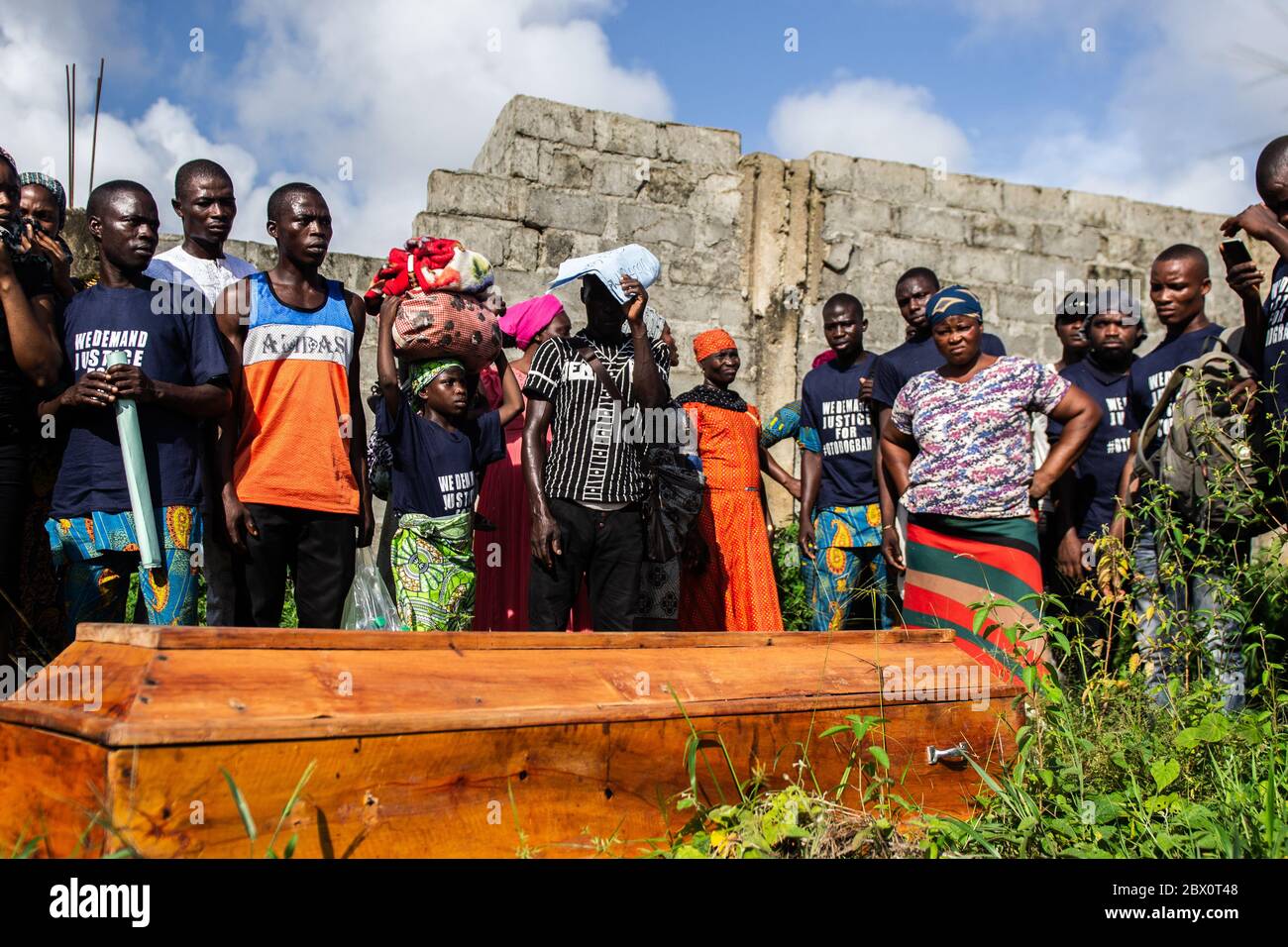 Lagos, Nigeria. Les membres de la famille de la fin de l'Élie et les membres de la Fédération des bidonvilles Nigrian sur la tombe d'Elie. Juin 2017. Banque D'Images