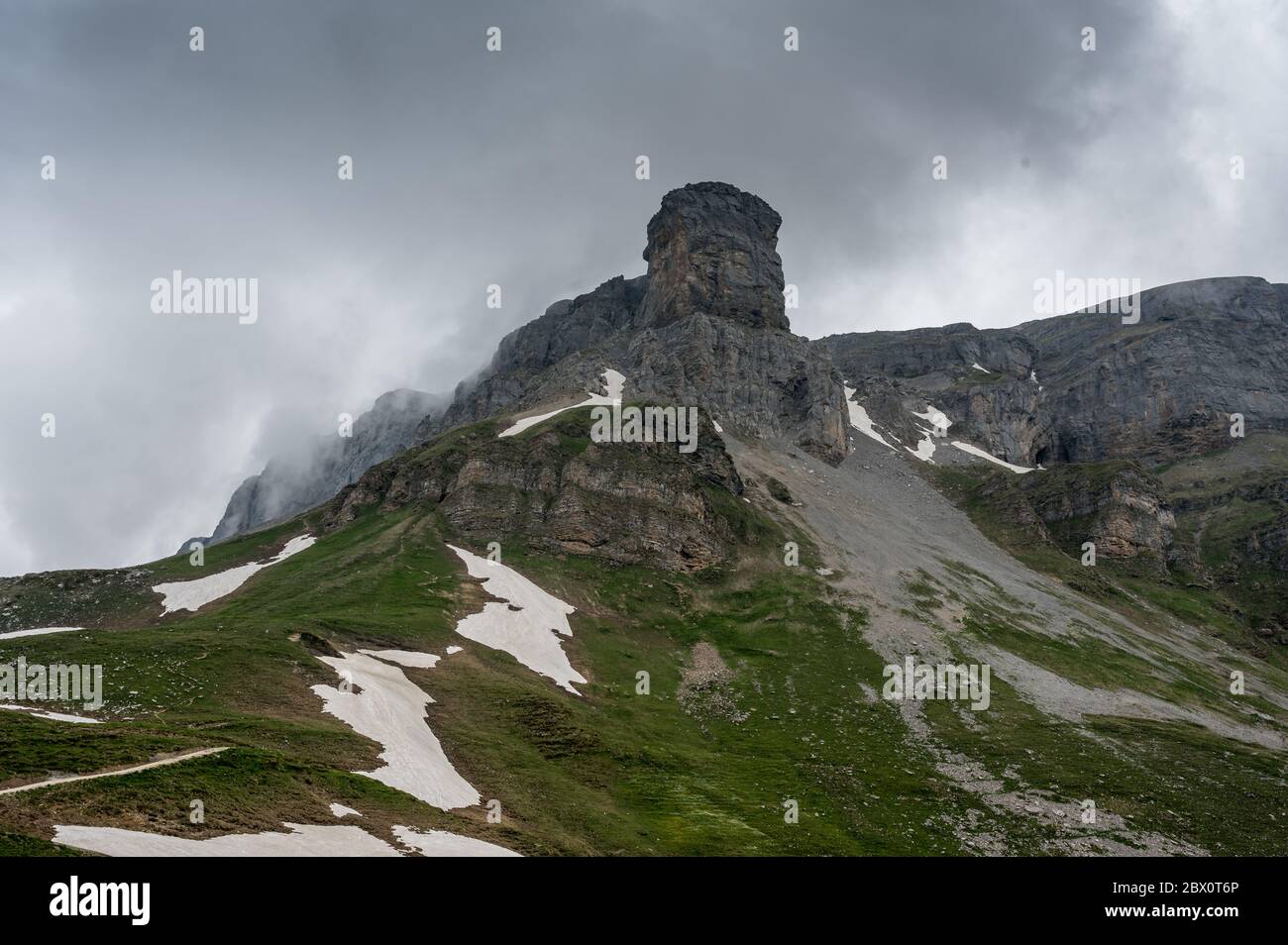 Gipfel des Glätten am Klausenpass dans Wolken und Nebel Banque D'Images