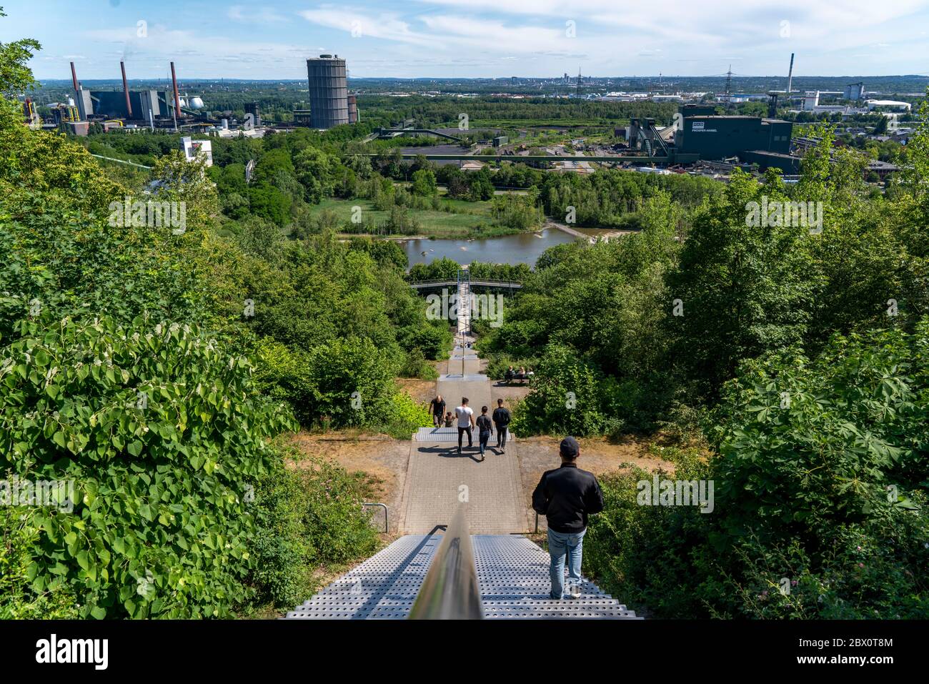 Montée par les escaliers jusqu'au slagheap à Beckstrasse, Tetraeder slagheap, randonneurs, randonneurs, Bottrop, Allemagne, Banque D'Images