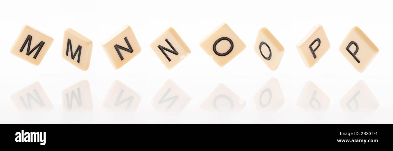 Bloc de mots M,N,O,P avec fond blanc. Banque D'Images