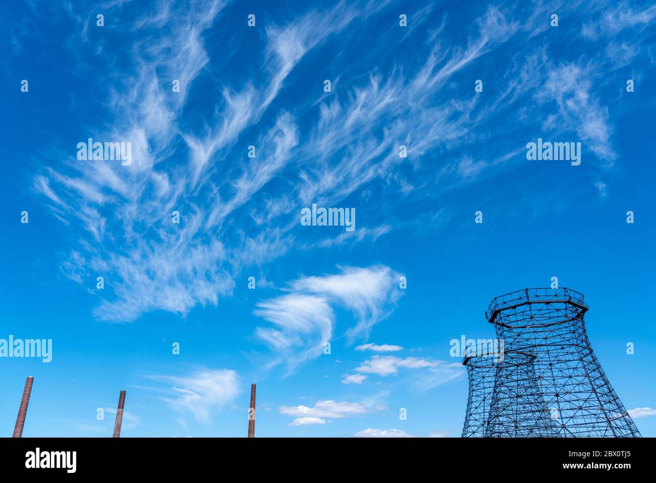 Ciel bleu avec des nuages cirrus, nuages de glace en filigrane à haute altitude, heurs de temps chaud, cheminées, Banque D'Images