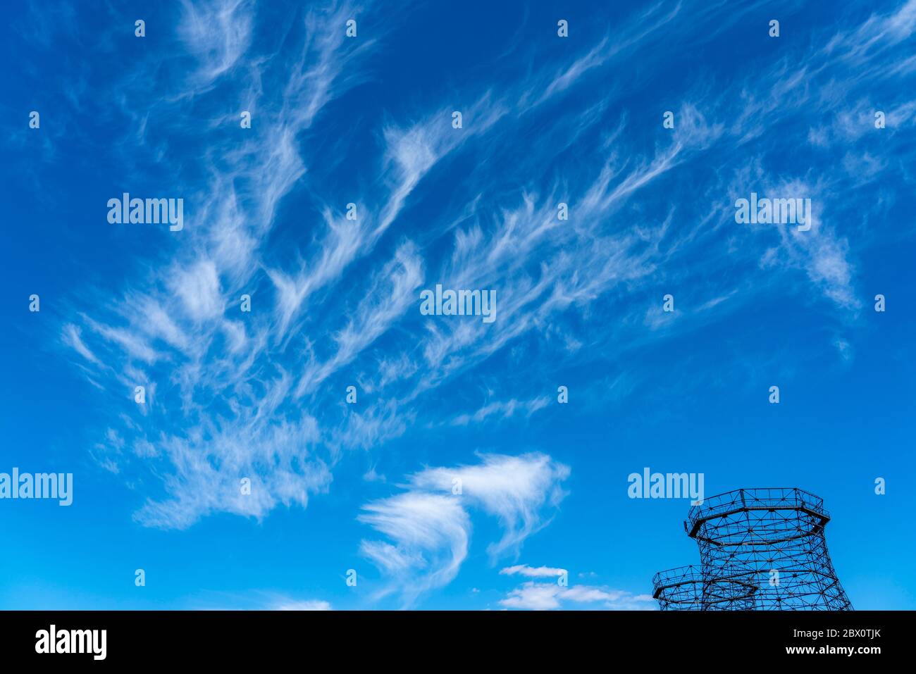 Ciel bleu avec des nuages cirrus, nuages de glace en filigrane à haute altitude, heurs de temps chaud, cheminées, Banque D'Images