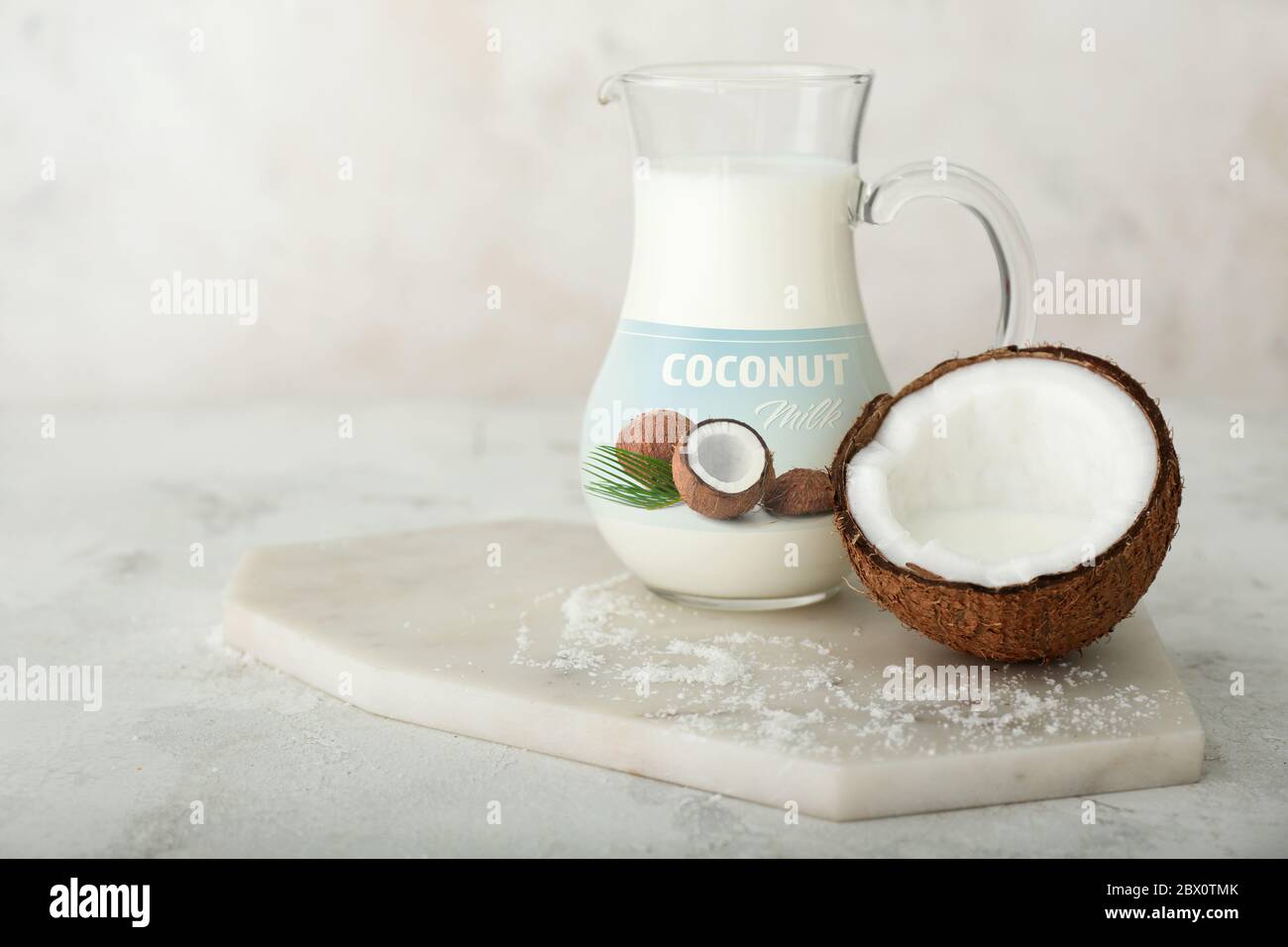 Délicieux lait de coco sur fond blanc Banque D'Images