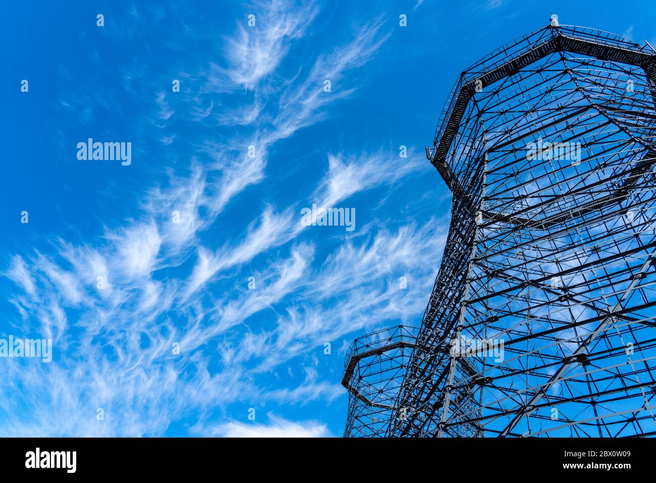 Ciel bleu avec des nuages cirrus, nuages de glace en filigrane à haute altitude, heurs de temps chaud, cheminées, Banque D'Images