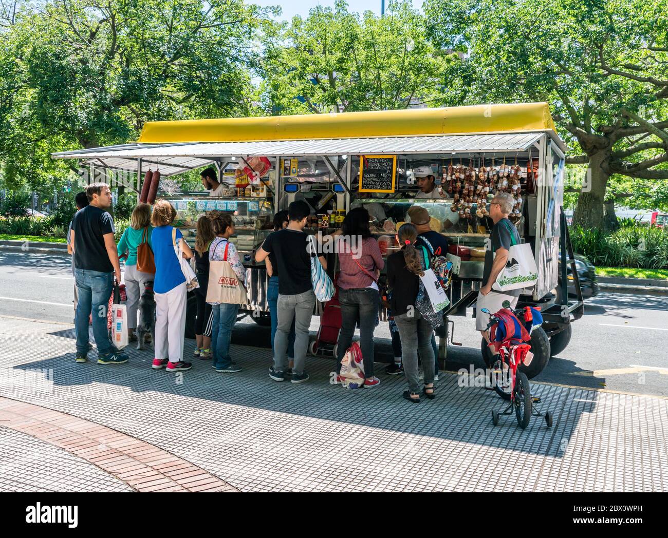 Buenos Aires, Argentine - le 20 janvier 2019, les habitants font des achats pour des repas moins chers sur le marché des voyageurs ici sur avenidos 9 de julio Banque D'Images