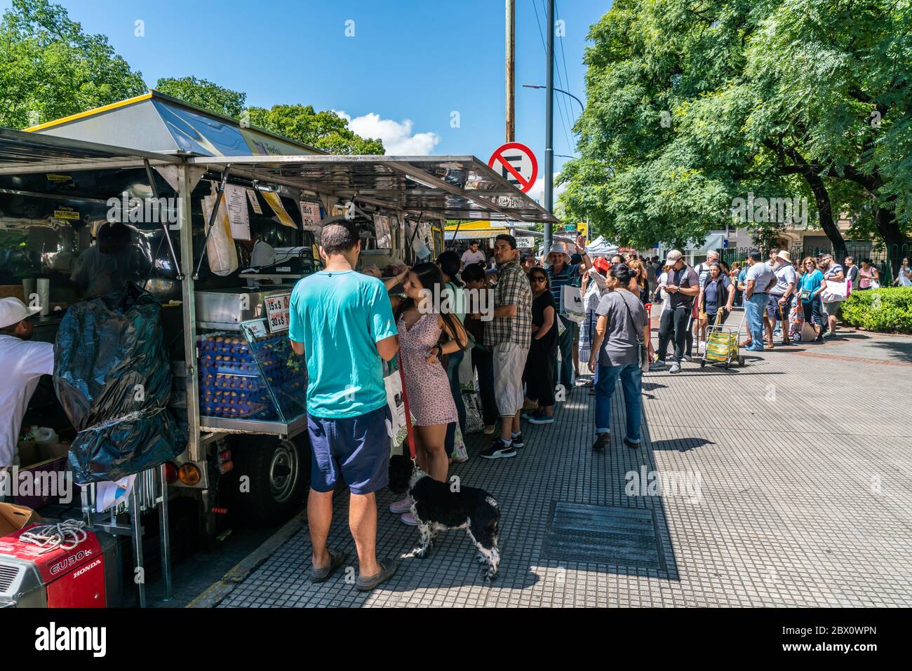 Buenos Aires, Argentine - le 20 janvier 2019, les habitants font des achats pour des repas moins chers sur le marché des voyageurs ici sur avenidos 9 de julio Banque D'Images