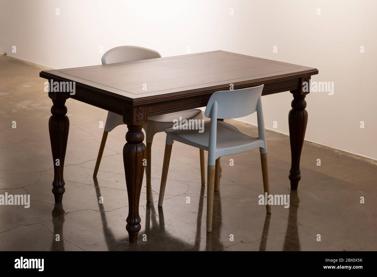 Tables classiques et chaises modernes. Banque D'Images
