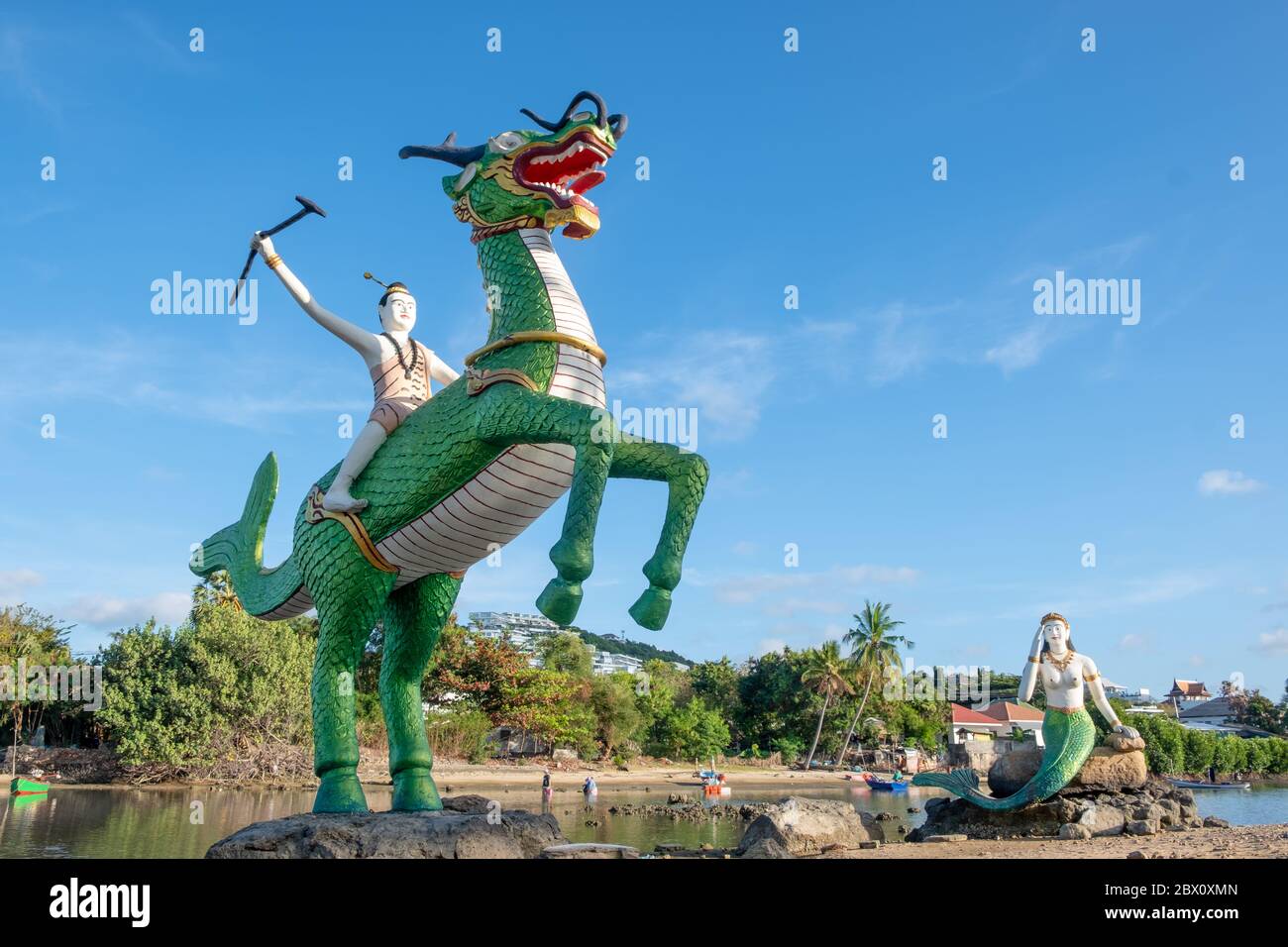 Statues de personnages de conte thaïlandais dans le temple de Grand bouddha à Koh Samui, Thaïlande. Banque D'Images