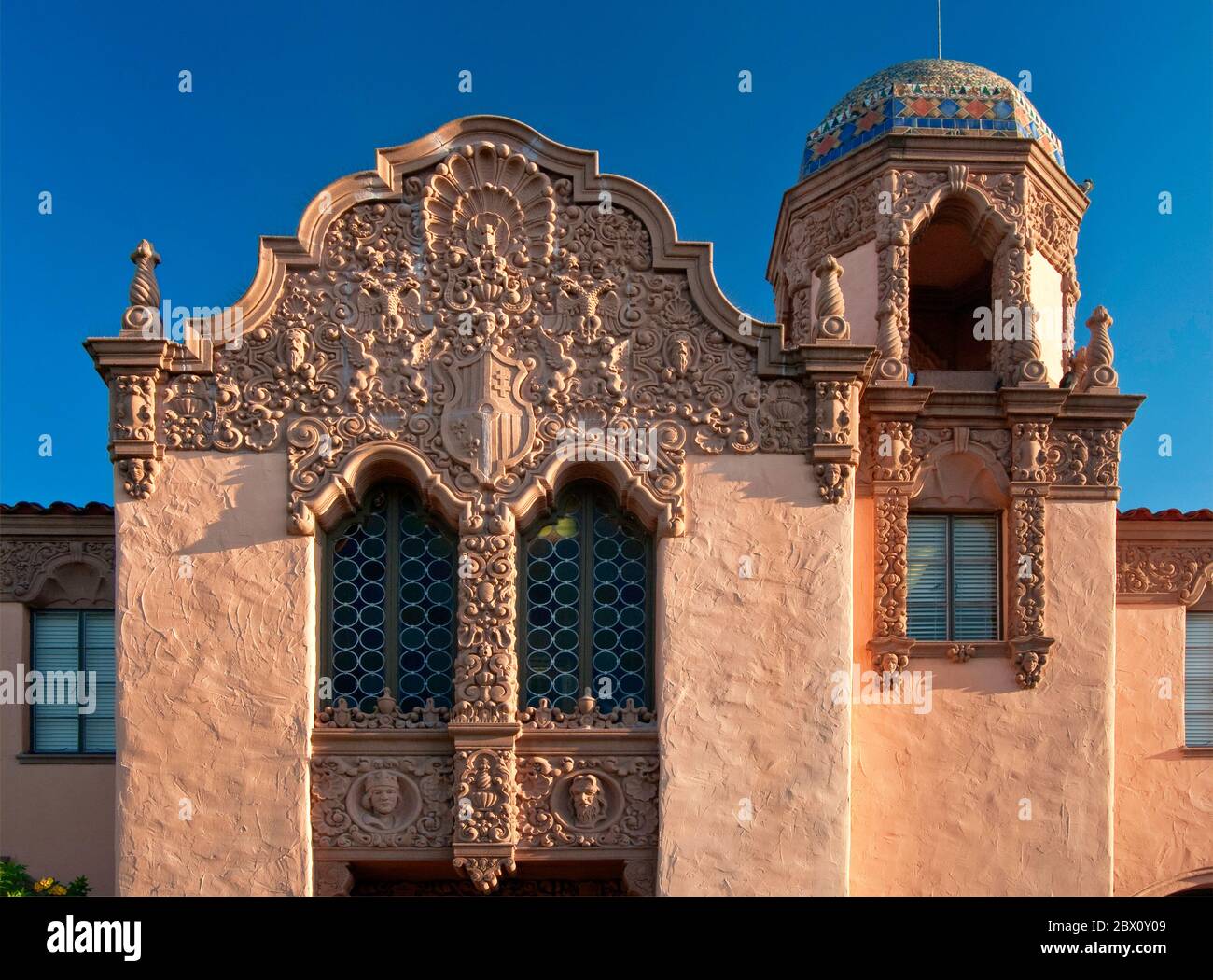 Portail à l'hôtel de ville historique (1928), de style colonial espagnol, maintenant caserne de pompiers, Weslaco, Rio Grande Valley, Texas, États-Unis Banque D'Images