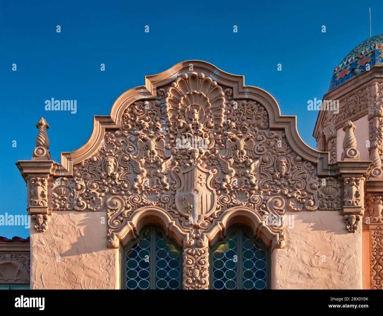 Portail à l'hôtel de ville historique (1928), de style colonial espagnol, maintenant caserne de pompiers, Weslaco, Rio Grande Valley, Texas, États-Unis Banque D'Images
