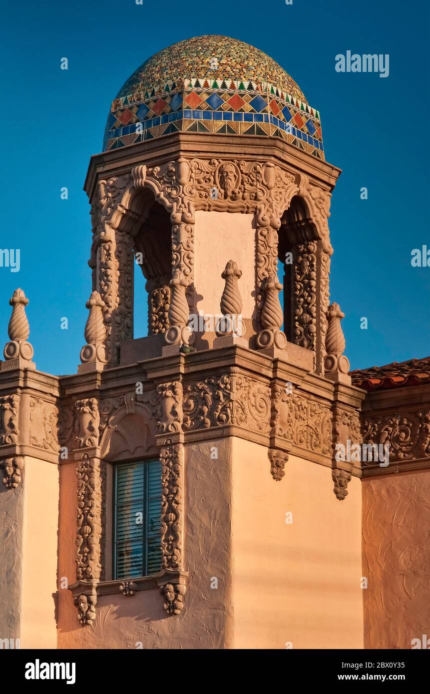 Dôme en céramique, tour à l'hôtel de ville historique (1928), de style colonial espagnol, maintenant caserne de pompiers, Weslaco, Rio Grande Valley, Texas, États-Unis Banque D'Images