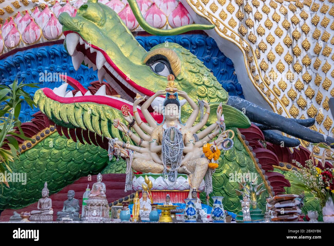 Grande statue de couleur chinois Guan Yu Hua Thanon, Koh Samui, Thaïlande  Photo Stock - Alamy