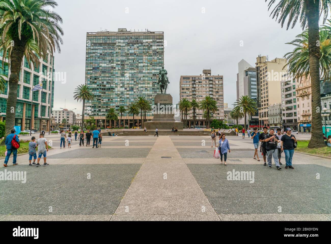 Touristes passant la statue du général Artigas sur la place de l'indépendance (Plaza Indepencia), Montevideo, Uruguay, 25 janvier 2019 Banque D'Images