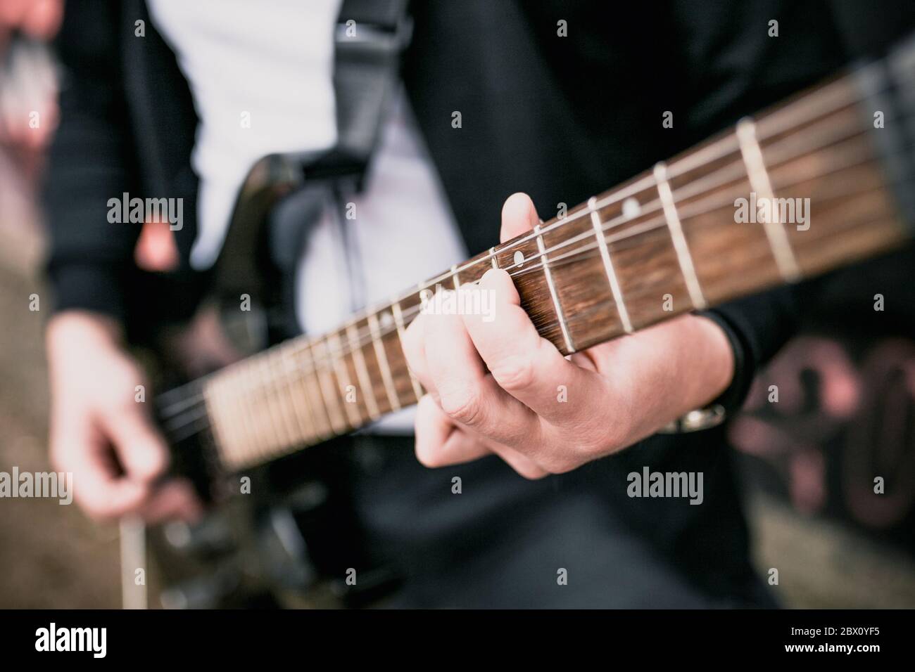 Technique de jouer de la guitare électrique - se pencher vers le haut -  musique de rock dur et de blues Photo Stock - Alamy