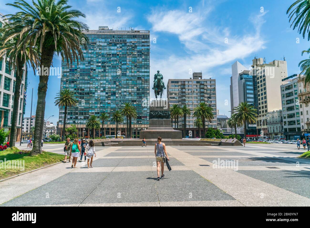 Touristes passant la statue du général Artigas sur la place de l'indépendance (Plaza Indepencia), Montevideo, Uruguay, 26 janvier 2019 Banque D'Images