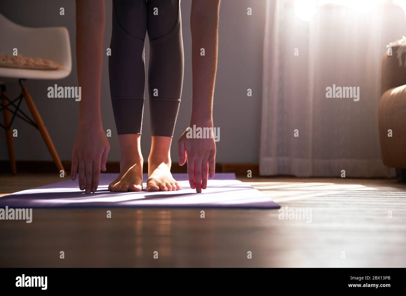 Femme anonyme pratiquant le yoga à la maison paysage Banque D'Images
