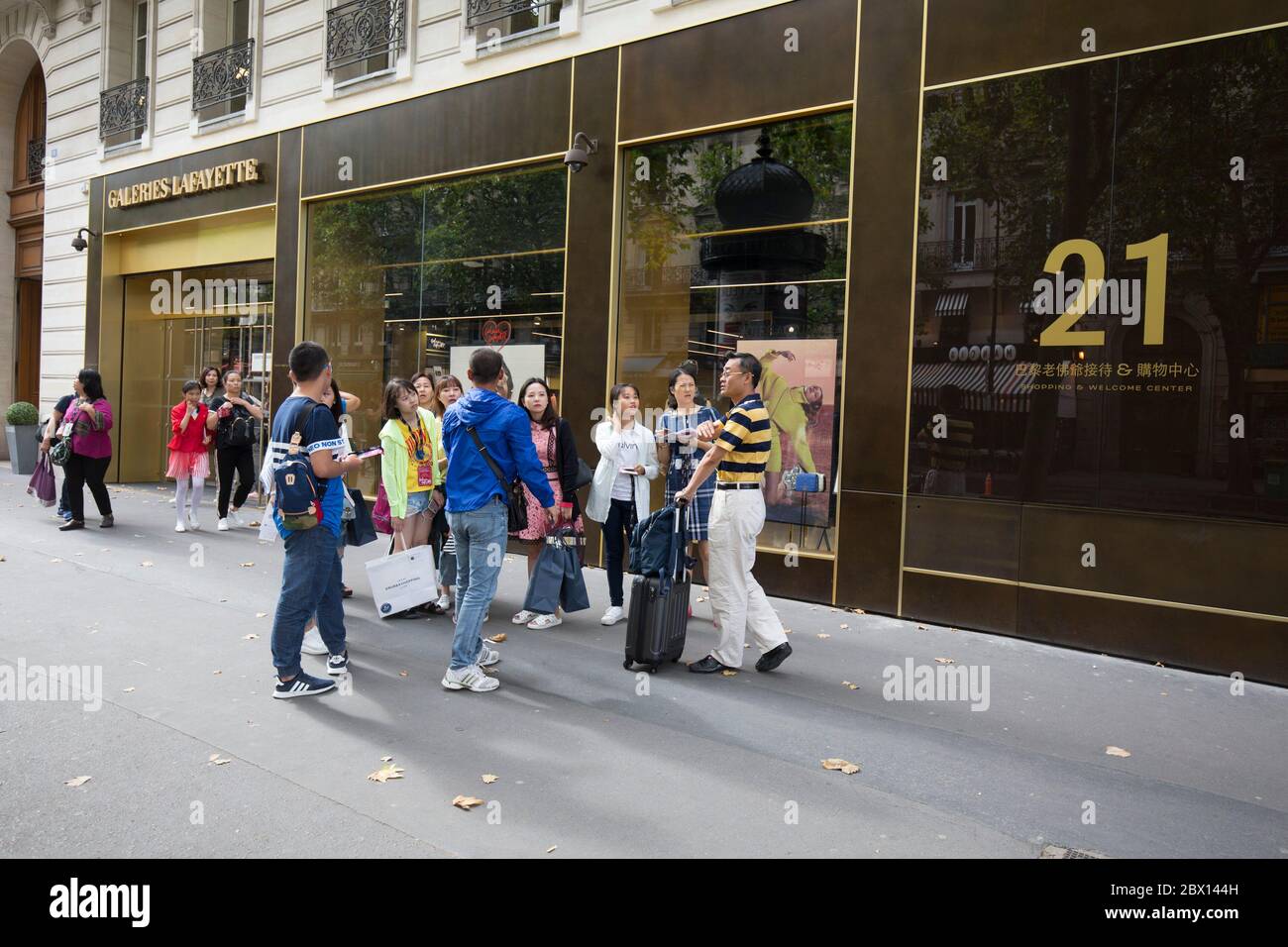 21 BD HAUSSMANN UN MAGASIN DÉDIÉ AUX GROUPES TOURISTIQUES ASIATIQUES À PARIS Banque D'Images