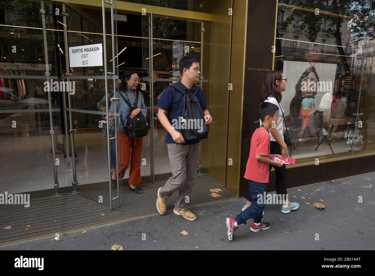 21 BD HAUSSMANN UN MAGASIN DÉDIÉ AUX GROUPES TOURISTIQUES ASIATIQUES À PARIS Banque D'Images