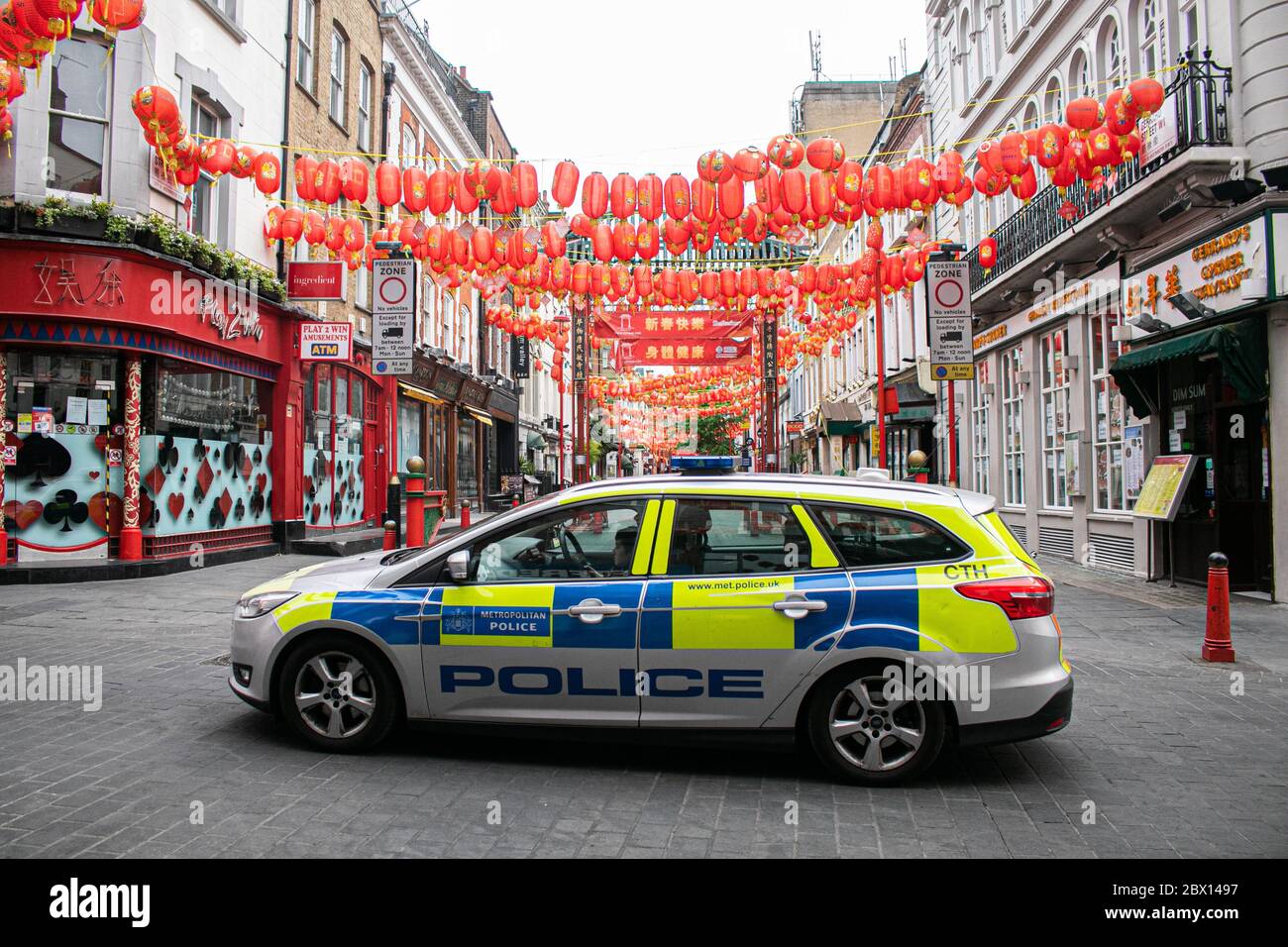 CHINATOWN LONDRES, ROYAUME-UNI. 4 juin 2020. Une voiture de police passe devant un quartier chinois déserté tandis que les visiteurs et les touristes restent à l'écart pendant la pandémie du coronavirus. Crédit : amer ghazzal/Alay Live News Banque D'Images