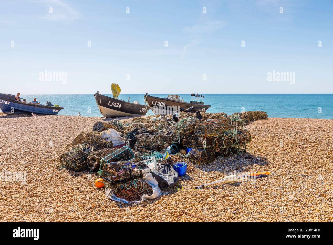 De petits bateaux de pêche ont été pêchés sur les marmites de galets et de homard sur la plage de galets de Bognor Regis, une ville balnéaire de West Sussex, sur la côte sud de l'Angleterre Banque D'Images