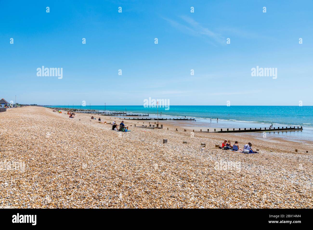 La plage de galets à Bognor Regis, une ville balnéaire de West Sussex, côte sud de l'Angleterre, par une journée ensoleillée avec ciel bleu et mer Banque D'Images