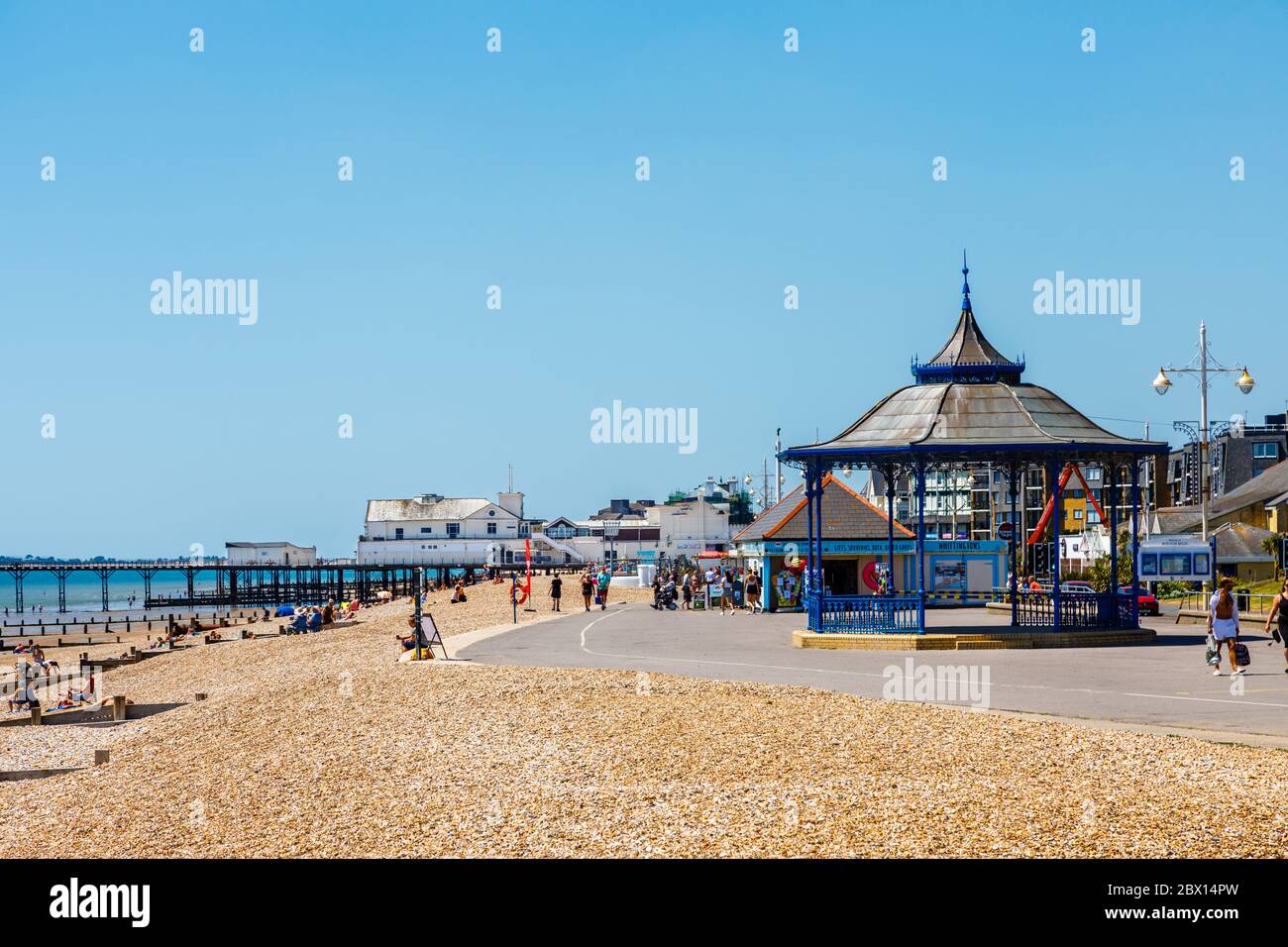 La promenade de l'Esplanade longeant la plage de galets et le kiosque à Bognor Regis, une ville balnéaire de West Sussex, sur la côte sud de l'Angleterre Banque D'Images