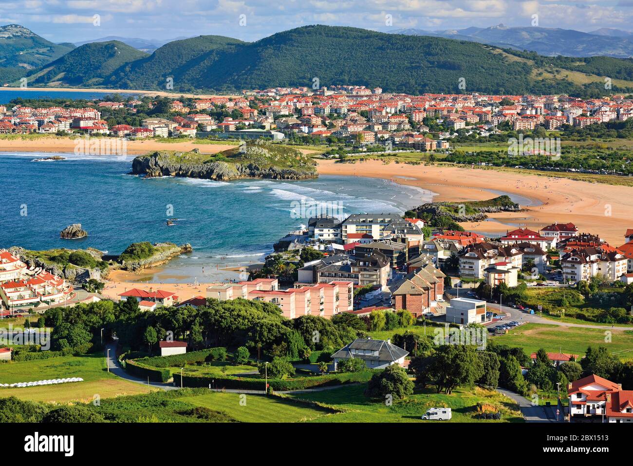 Vue sur le village et trois plages avec rochers et sable clair Banque D'Images