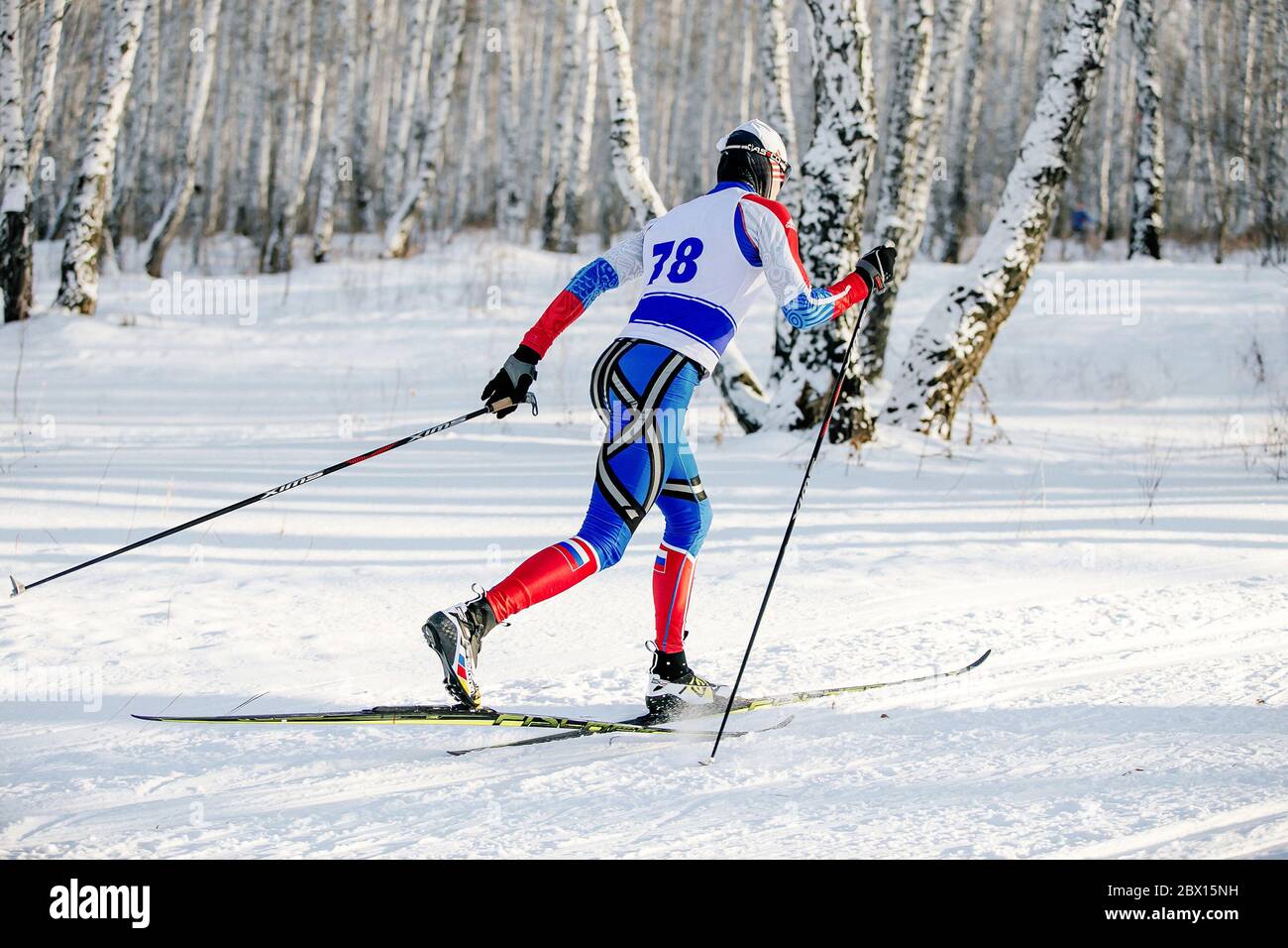 Chelyabinsk, Russie - 19 décembre 2015: Athlète skieur style classique déplacer dans le ski de fond dans le championnat ski de fond Ural Banque D'Images Chelyabinsk, Russie - 19 décembre 2015: Athlète skieur style classique déplacer dans le ski de fond dans le championnat ski de fond Ural Banque D'Images