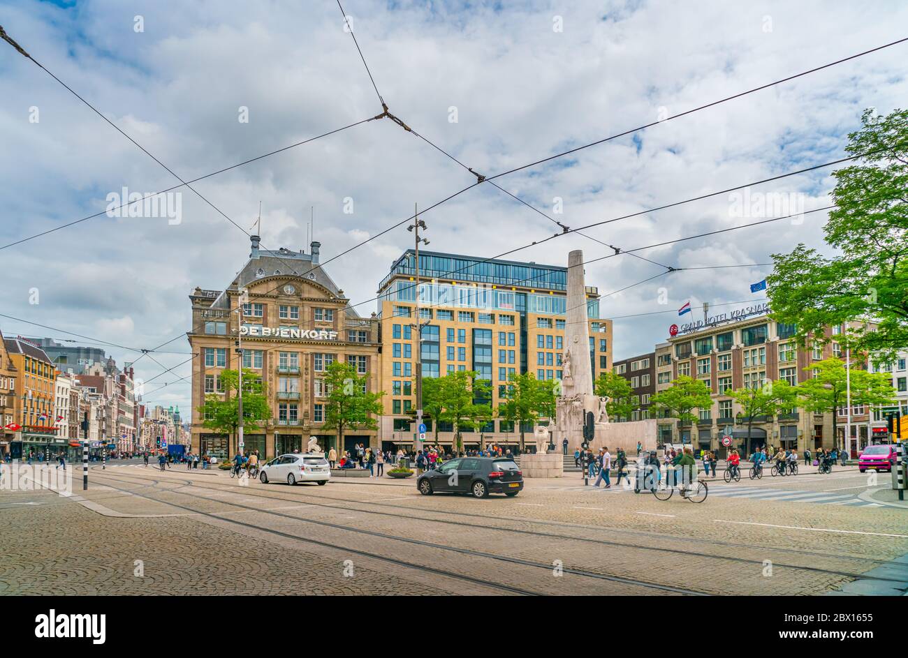 Amsterdam, le 13 juin 2019 - Statue de la liberté sur la place du Dam avec dans le backgroung un grand magasin et l'hôtel Krasnapolski Banque D'Images