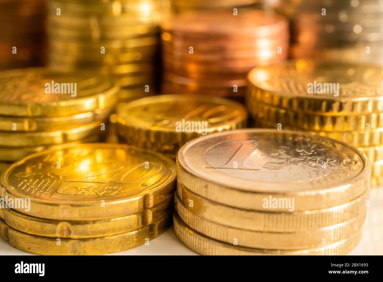 Plusieurs pièces en euros empilées par valeur. Vingt, dix et cinq, un et deux euros Banque D'Images