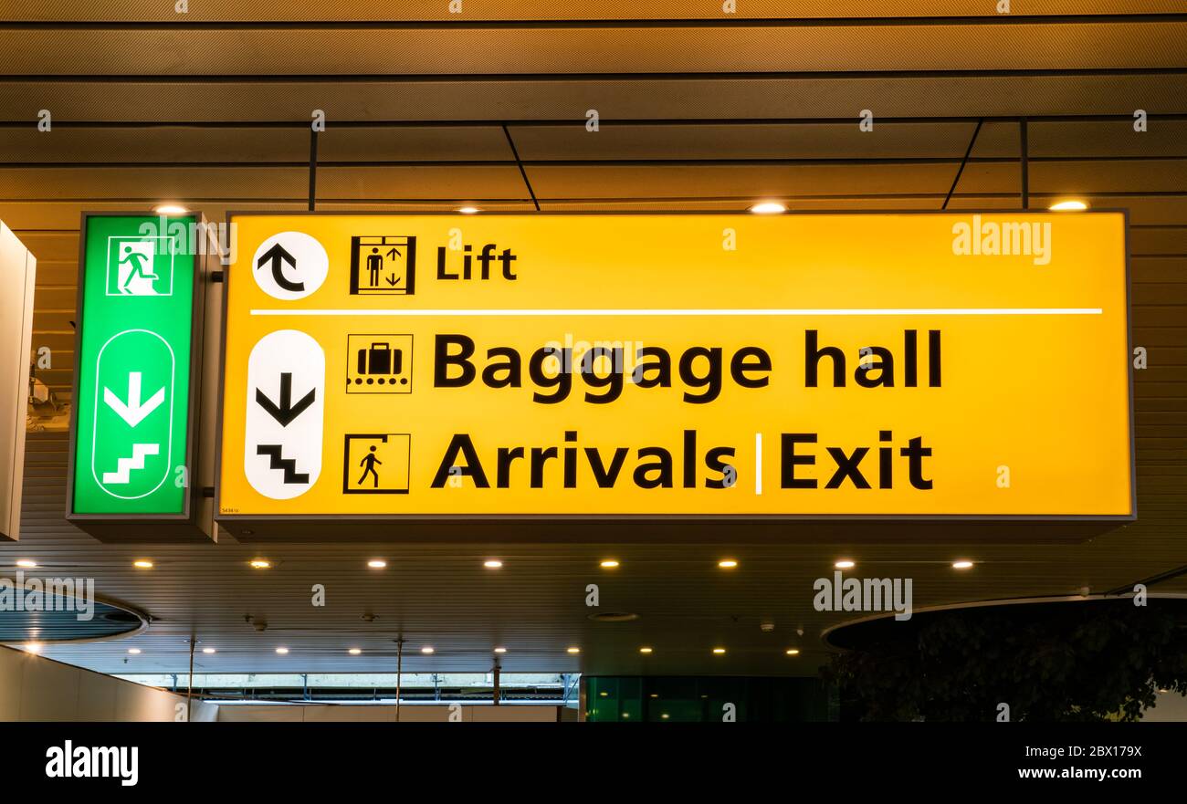 Amsterdam 14 2018 mai - panneau de l'aéroport Schiphol indiquant la salle des bagages, la salle des arrivées et la sortie Banque D'Images