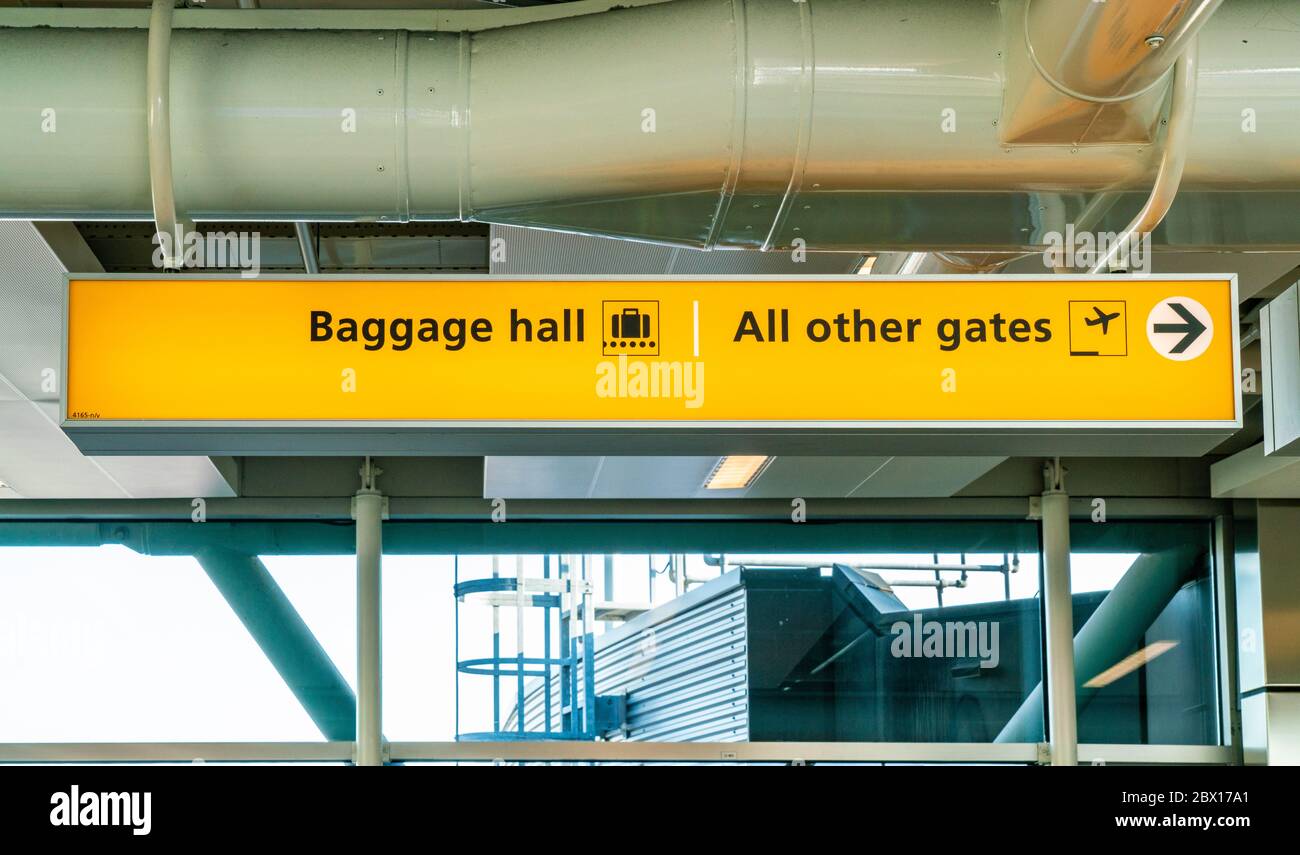 Amsterdam 14 2018 mai - panneau de l'aéroport de Schiphol indiquant la salle des bagages et toutes les autres portes Banque D'Images