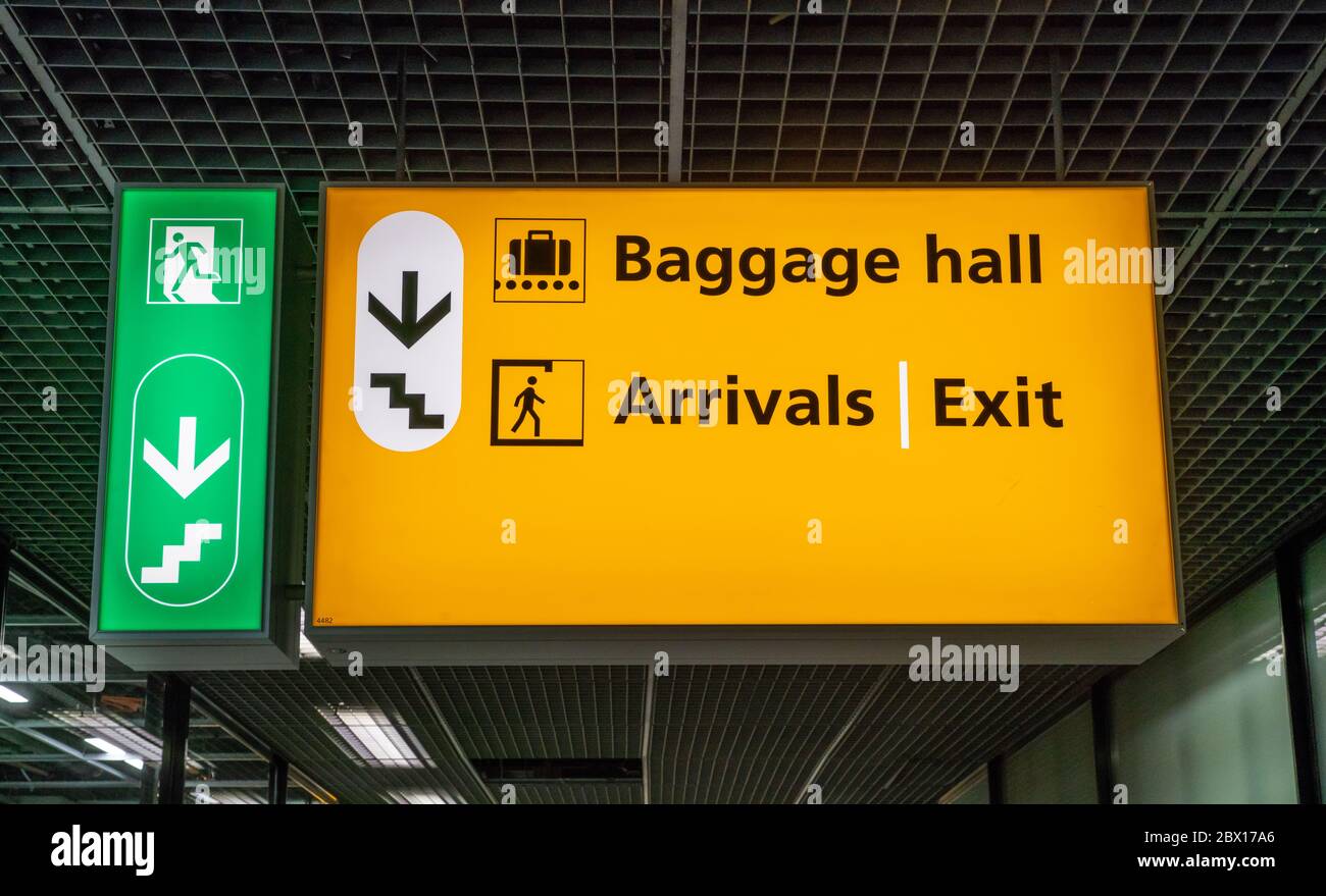Amsterdam 14 2018 mai - panneau de l'aéroport Schiphol indiquant la salle des bagages, la salle des arrivées et la sortie Banque D'Images