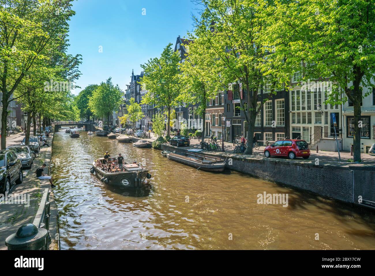 Amsterdam, le 7 2018 mai - le Prinsengracht avec de petits bateaux qui naviguent sur lui par une journée ensoleillée Banque D'Images