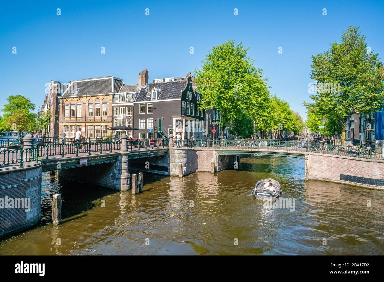 Amsterdam, le 7 2018 mai - le coin de Prinsengracht et Leidsegracht avec de petits bateaux naviguant sur les canaux par une journée ensoleillée Banque D'Images