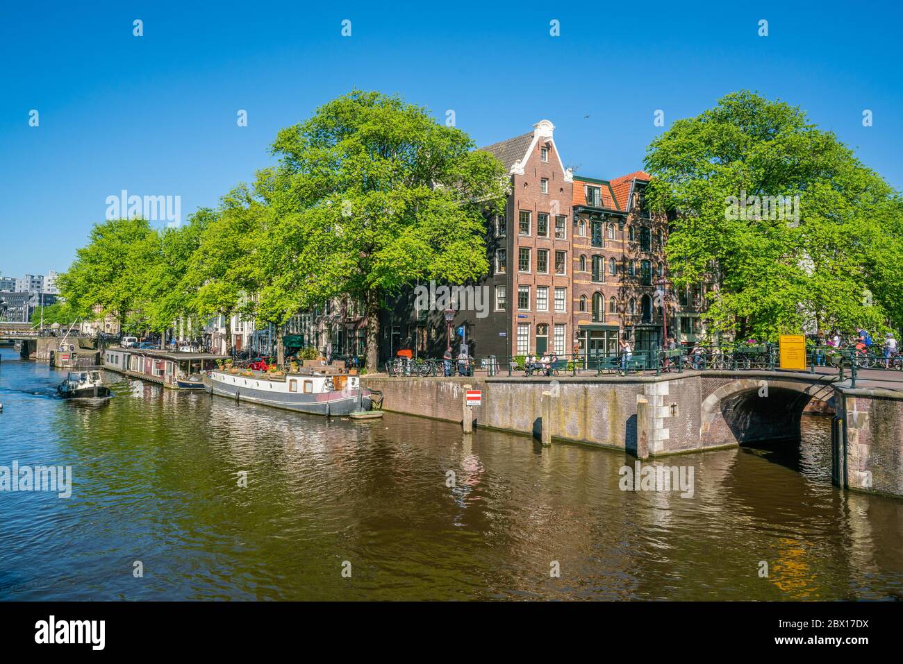 Amsterdam, le 7 2018 mai - la traversée du Prinsengracht et du Brouwersgracht avec de petits bateaux qui naviguent sur elle par une journée ensoleillée Banque D'Images