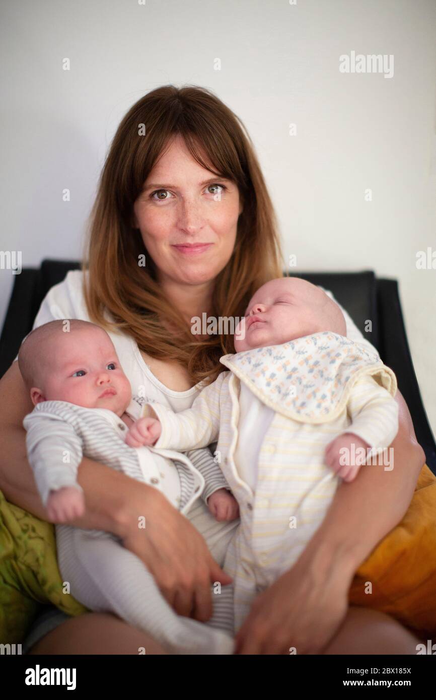 Une Mere Assis Dans La Camera Avec Un Nouveau Ne Garcon Et Une Fille Jumeaux Londres Photo De Sam Mellish Photo Stock Alamy Une Mere Assis Dans La Camera Avec Un Nouveau Ne Garcon Et Une Fille Jumeaux Londres Photo De Sam Mellish Photo Stock Alamy