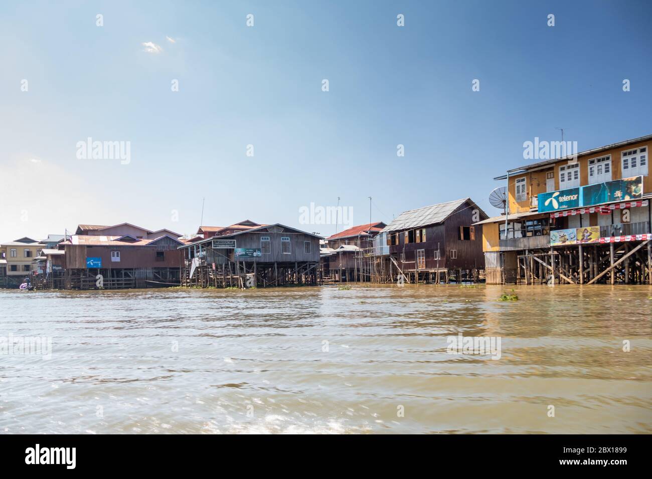 LAC INLE, MYANMAR - 21 JANVIER 2020 : maison de village flottante le long du lac Inle en Birmanie Banque D'Images