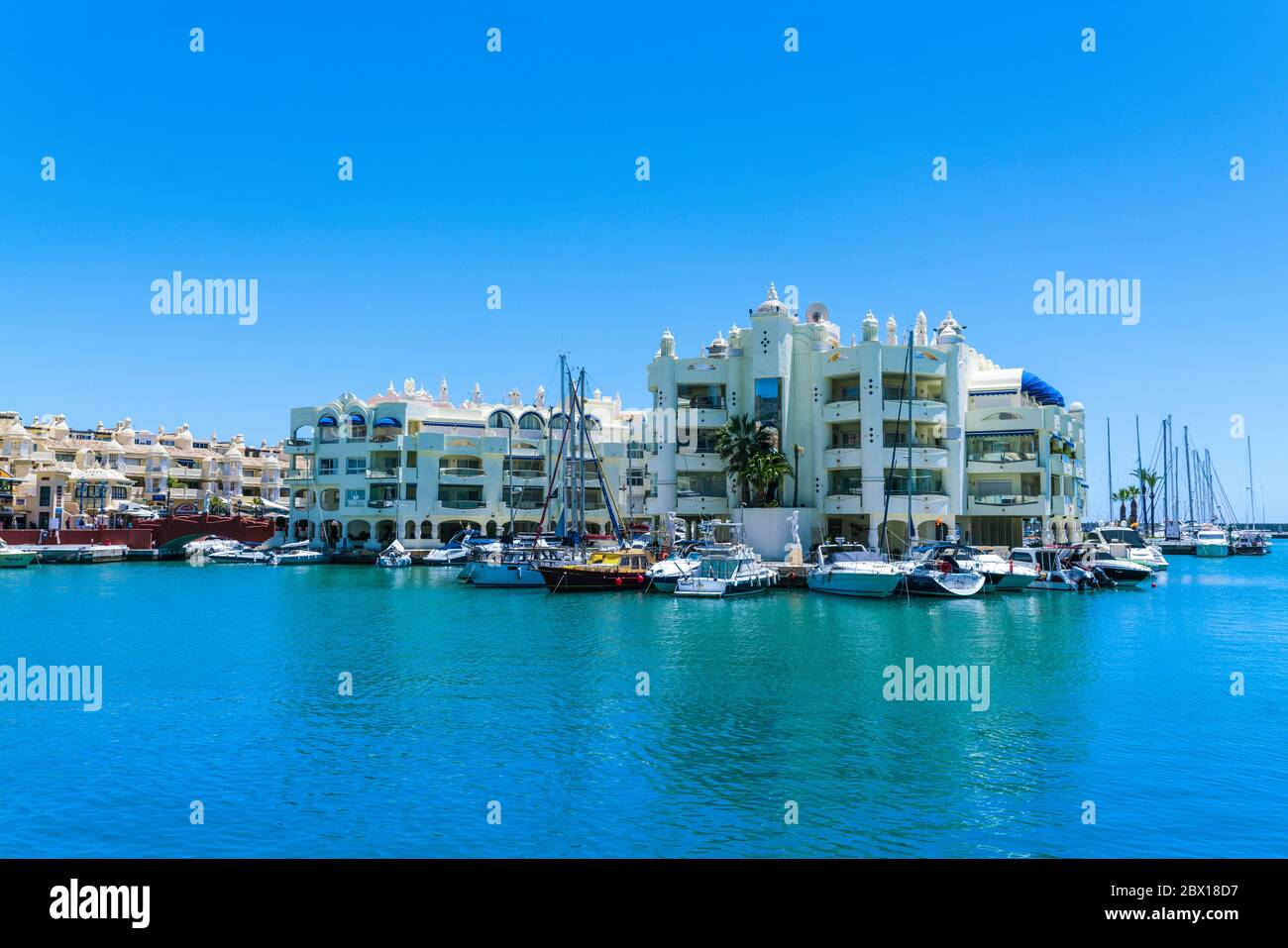 Benalmadena, Espagne, 30 juin 2017 : bateaux et appartements au port de Puerto de Marina Banque D'Images