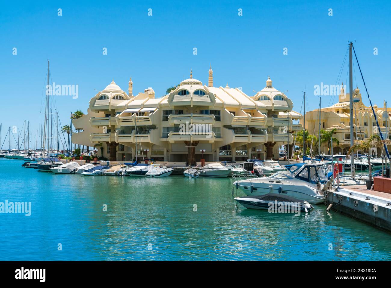 Benalmadena, Espagne, 30 juin 2017 : bateaux et appartements au port de Puerto de Marina Banque D'Images