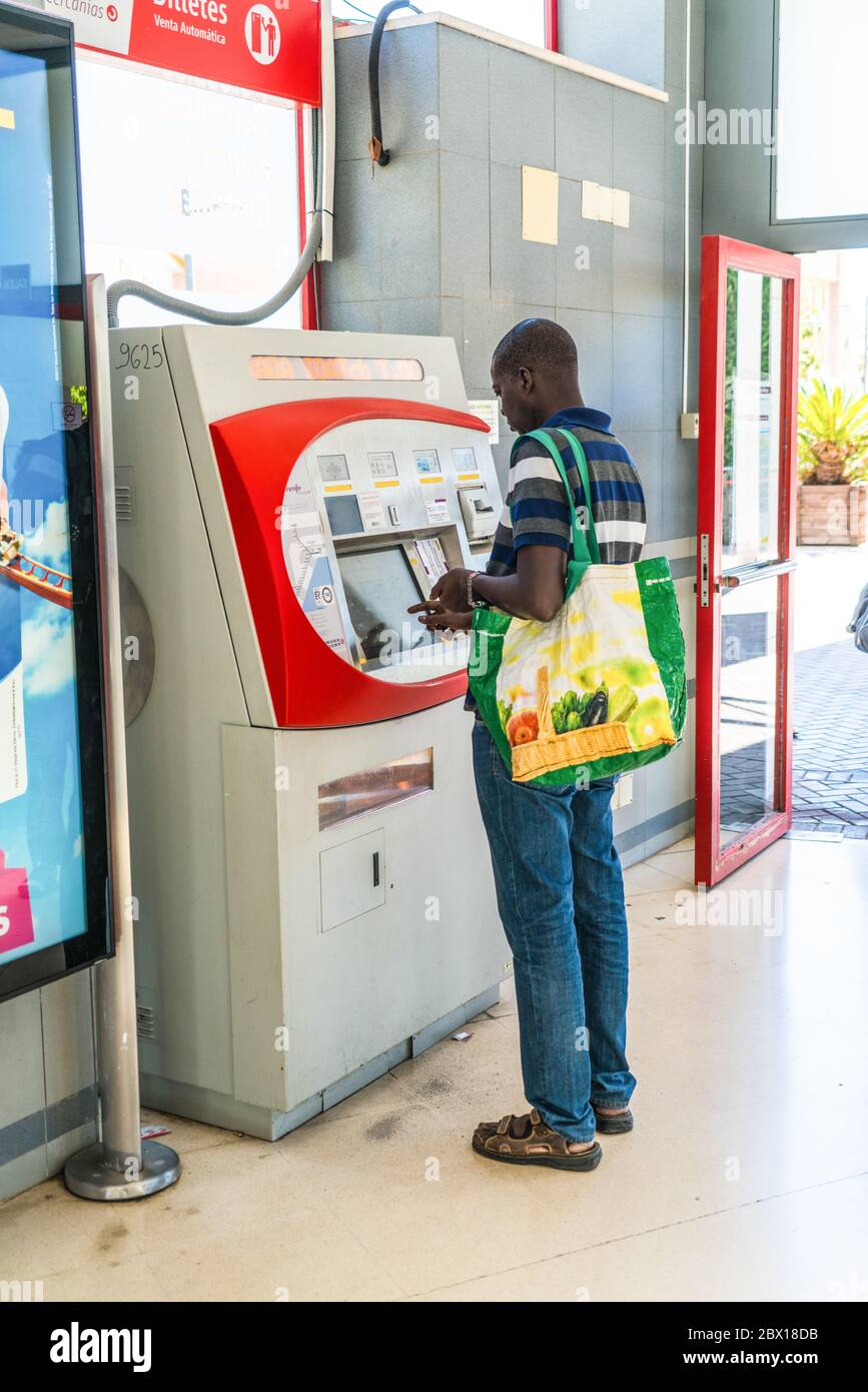 Benalmadena, Espagne, 30 juin 2017 : voyageuse achetant un billet à la machine de transport publice à la gare Benalmádena-Arroyo de la miel Banque D'Images