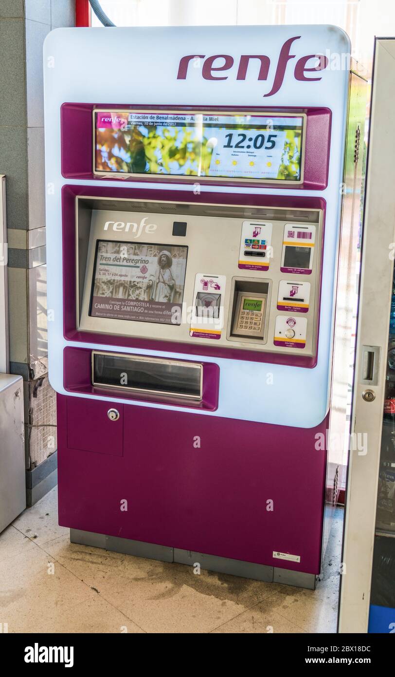 Benalmadena, Espagne, 30 juin 2017 : un billet Renfe à la machine à billets de transport publice à la gare Benalmádena-Arroyo de la miel Banque D'Images