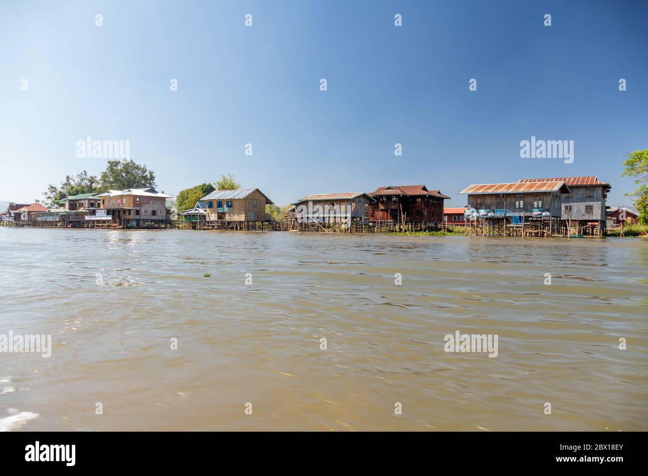 LAC INLE, MYANMAR - 21 JANVIER 2020 : maison de village flottante le long du lac Inle en Birmanie Banque D'Images