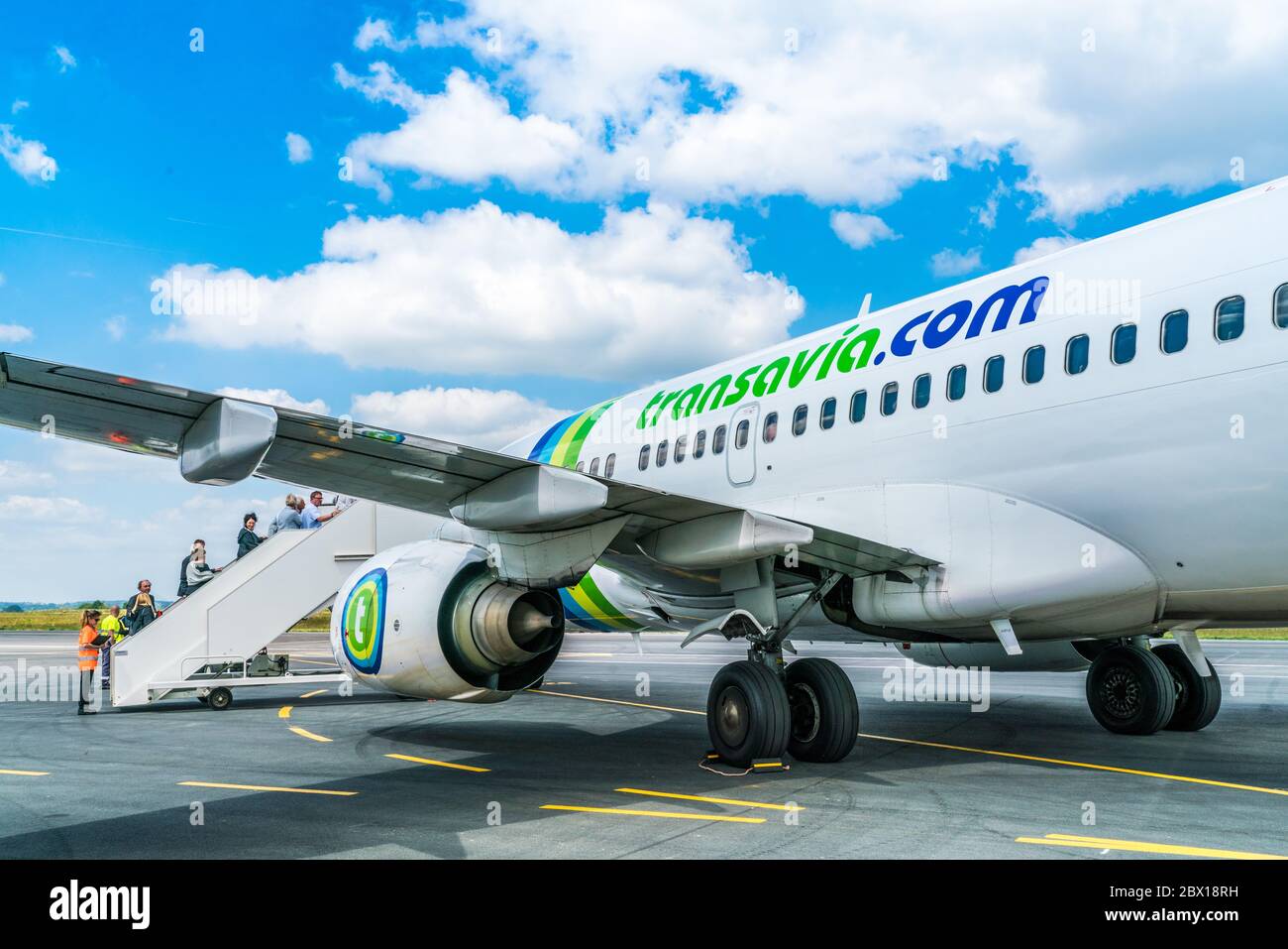 Bergerac, France, 8 mai 2017 : passagers à bord du Boeing 737-700 de Transavia à l'aéroport de Bergerac Banque D'Images