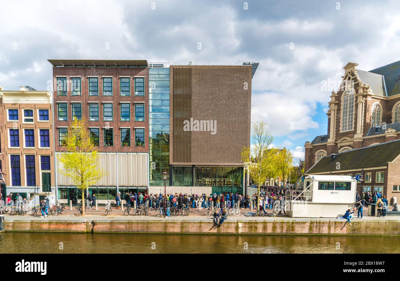 Amsterdam, pays-Bas, 22 avril 2017 : touristes en file d'attente pour entrer dans la maison d'Anne Frank à Amsterdam, à côté de l'Westertoren Banque D'Images