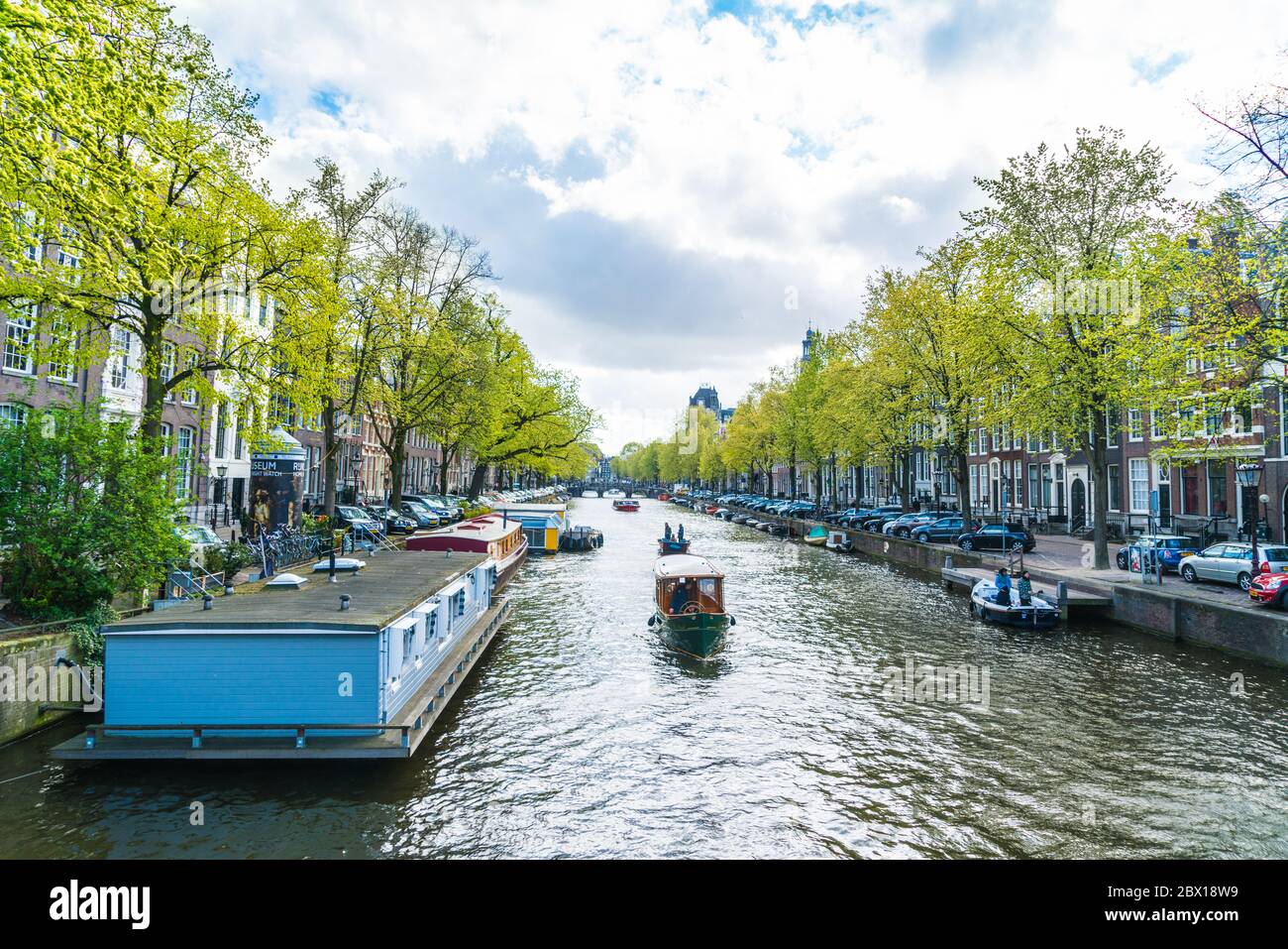 Amsterdam, pays-Bas, 22 avril 2017 : promenade locale et touristique sur le canal Keizersgracht au printemps dans la région de Jordaan avec des bateaux, des vélos et des c Banque D'Images