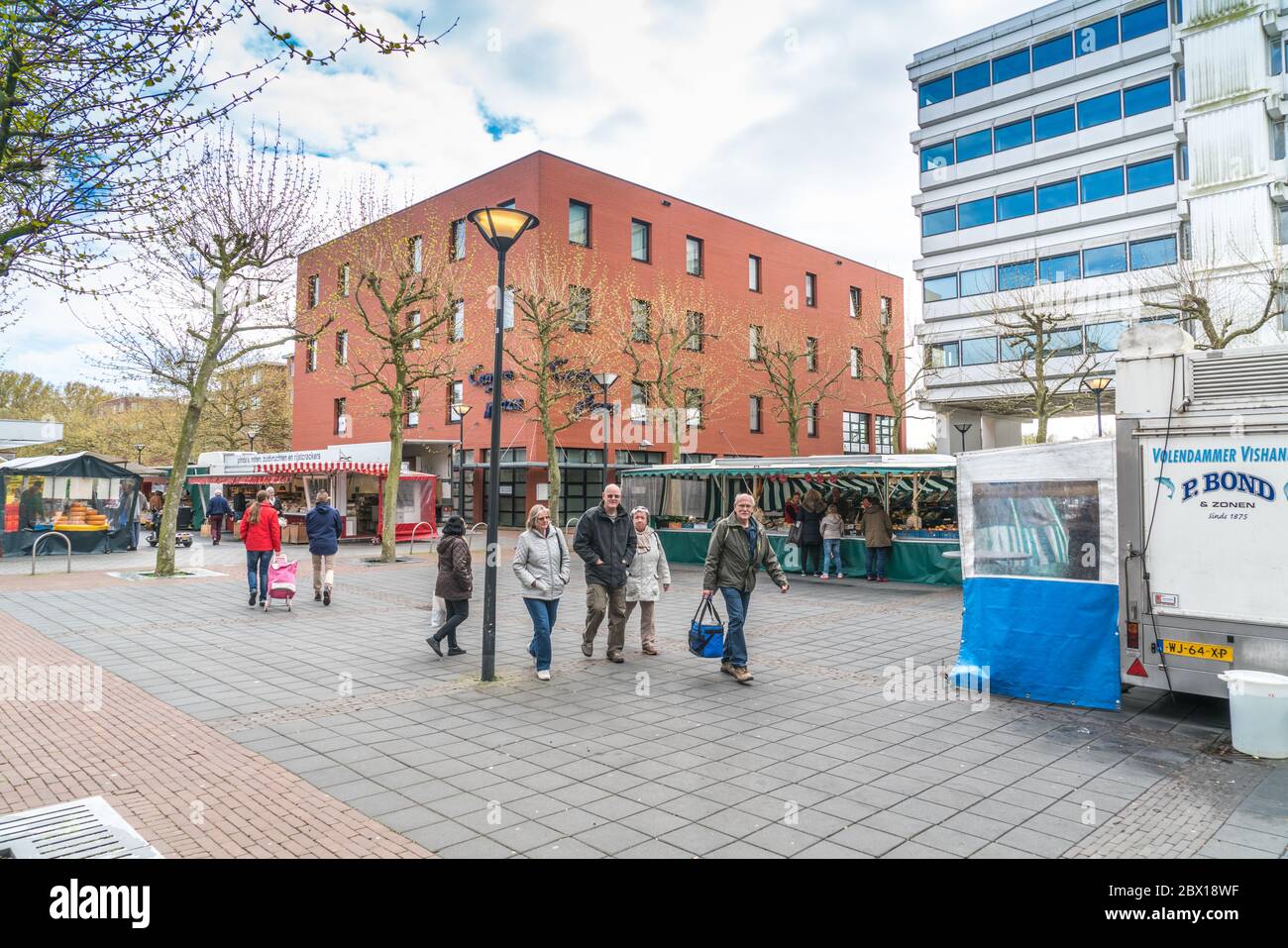 Lelystad, pays-Bas, 22 avril 2017 : les locaux font du shopping à Lelystad sur un petit marché local Banque D'Images