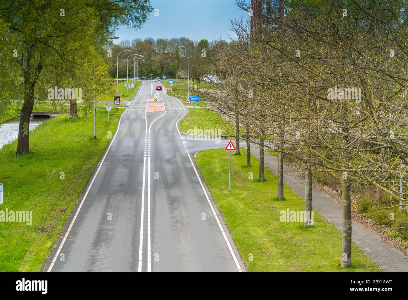 Lelystad, les Nehterlands, 22 avril 2017 : quelques voitures roulant sur une route locale dans le centre de Lelystad Banque D'Images