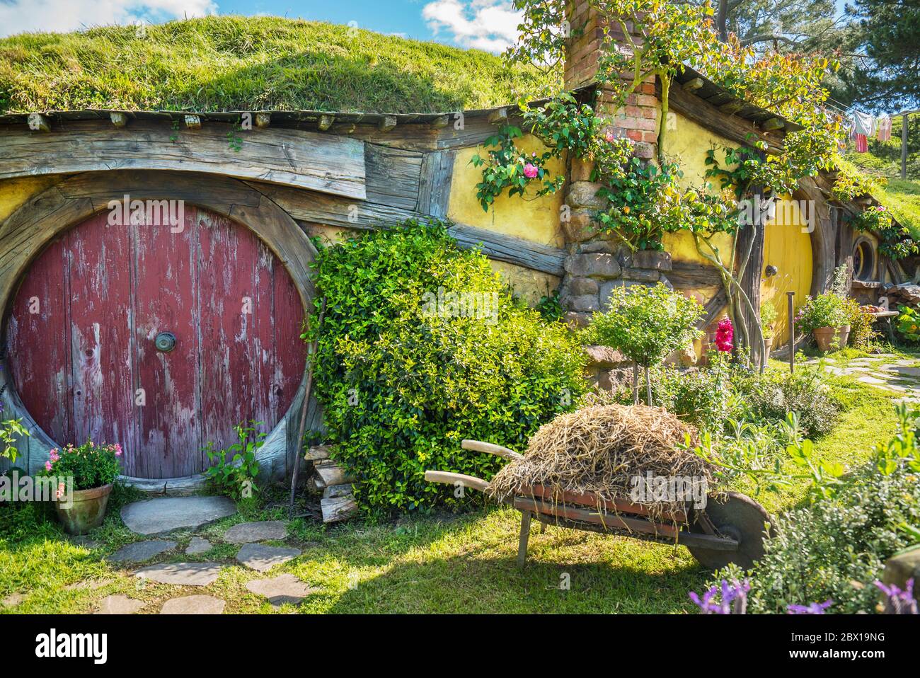 Devant une maison hobbit à Hobbiton en Nouvelle-Zélande Banque D'Images
