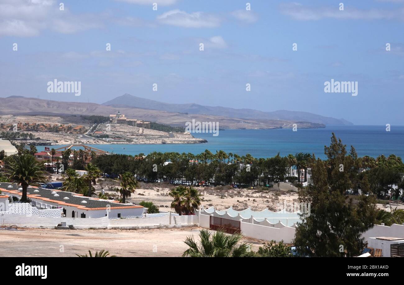 Fuerteventura, Îles Canaries - 19 juillet 2019. Belle vue sur le quartier résidentiel et la plage de Costa Calma en arrière-plan. Banque D'Images